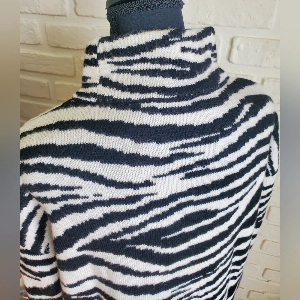 NWT Vera Moda Zebra Animal Print Turtleneck Sweater Size Medium - Picture 10 of 16